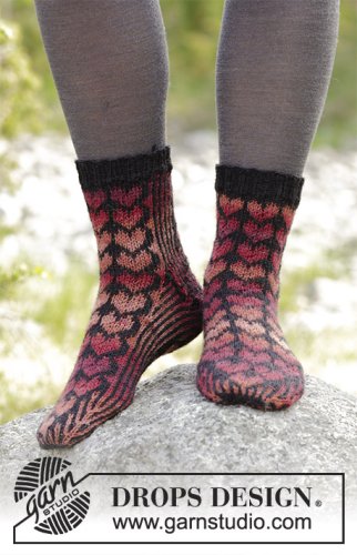 Zestaw na wzór Drops Queen of Hearts Socks 1