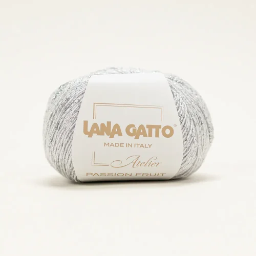 Lana Gatto Passion Fruit 31237 to biała włóczka z metalicznym połyskiem do bluzek, topów i dodatków.