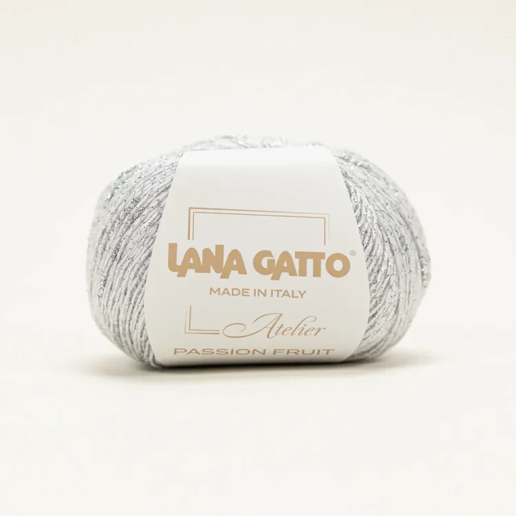 Lana Gatto Passion Fruit 31237 to biała włóczka z metalicznym połyskiem do bluzek, topów i dodatków.