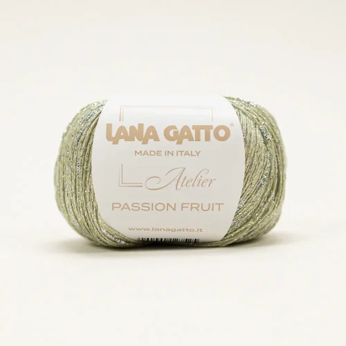 Lana Gatto Passion Fruit 31238 to jasnozielona włóczka z metalicznym blaskiem do topów, chust i narzutek.