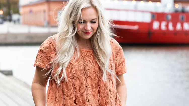 Laine_PaulaNarkiniemi_EverydayKnits_DancingOnMyOwn_IFollowRivers-2_7b9b96b8-b423-4d3d-8670-9700aca6fcfd.webp